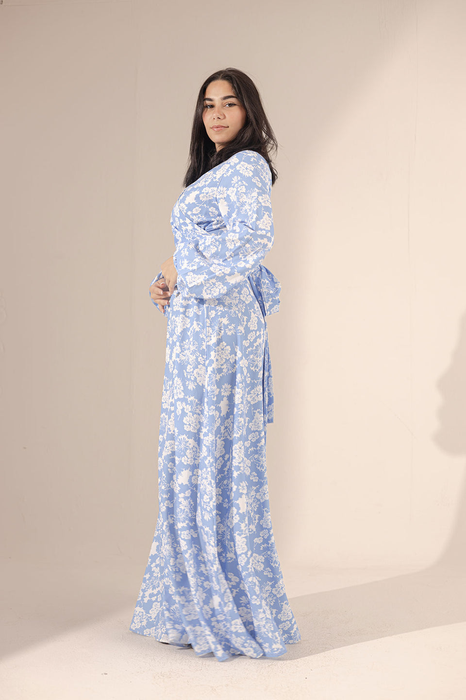 فستان طويل منقوش باللون الأزرق