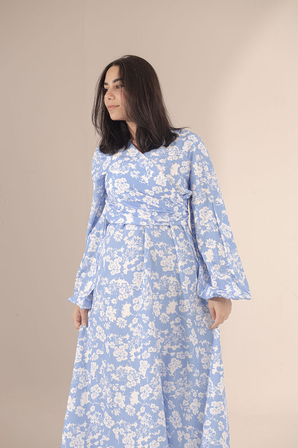 فستان طويل منقوش باللون الأزرق