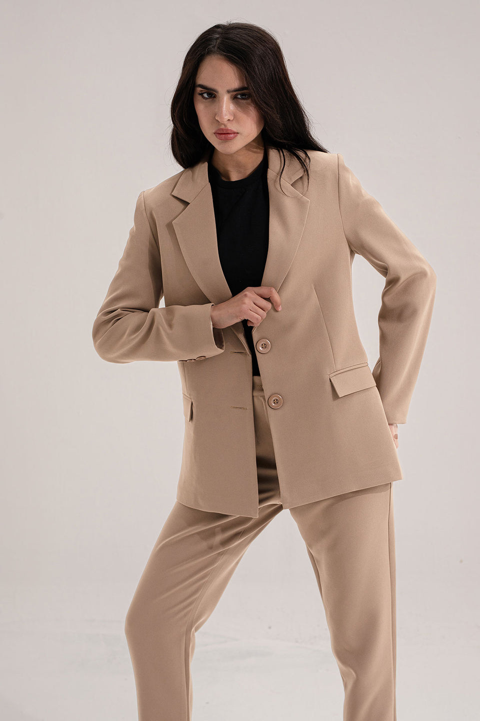 سترة رسمية عصرية باللون البيج