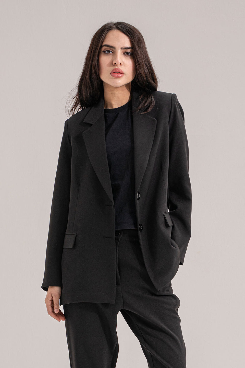 سترة رسمية عصرية باللون الأسود