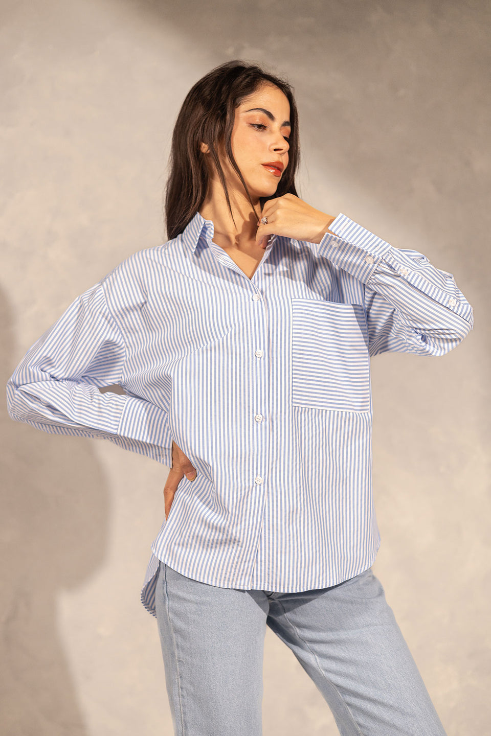 قميص أبيض مخطط بأكمام طويلة