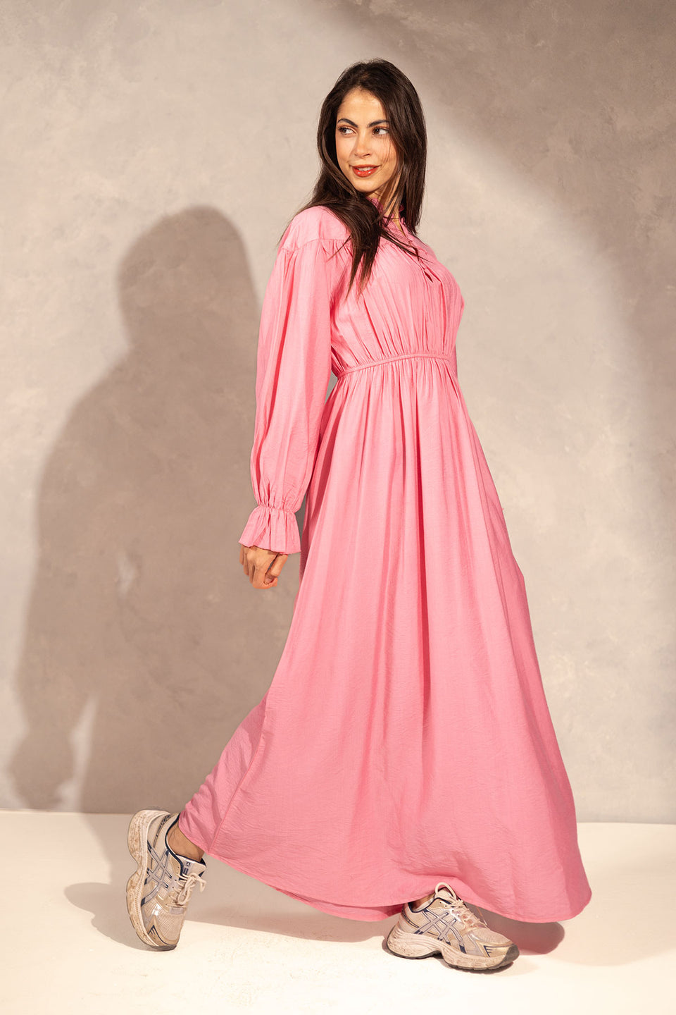 فستان صيفي بكشكشة وردية