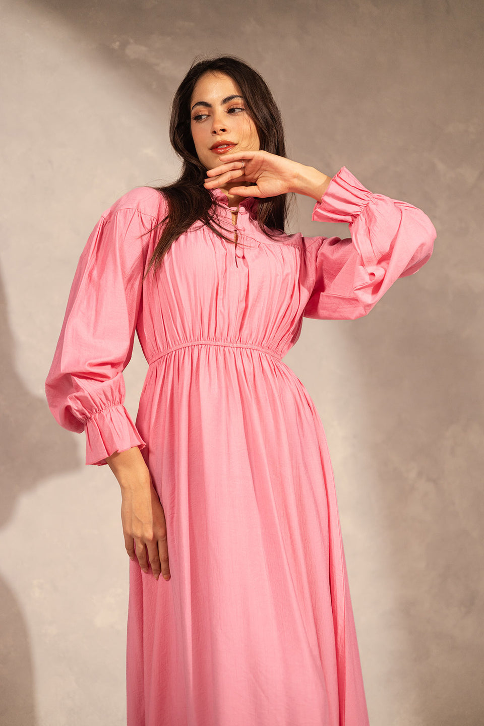 فستان صيفي بكشكشة وردية