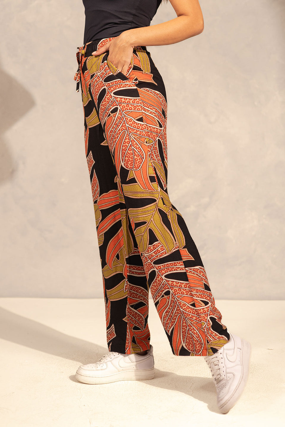 بنطلون صيفي مطبوع باللون الأسود