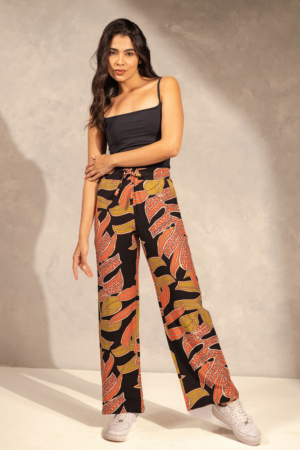 بنطلون صيفي مطبوع باللون الأسود