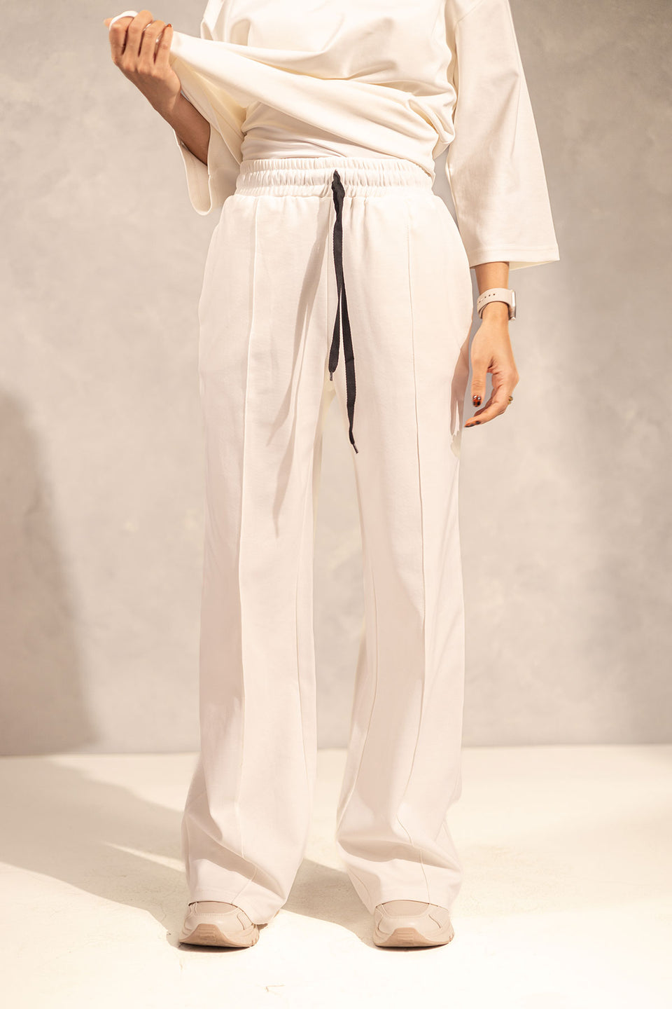 بنطال صيفي مريح باللون الأبيض