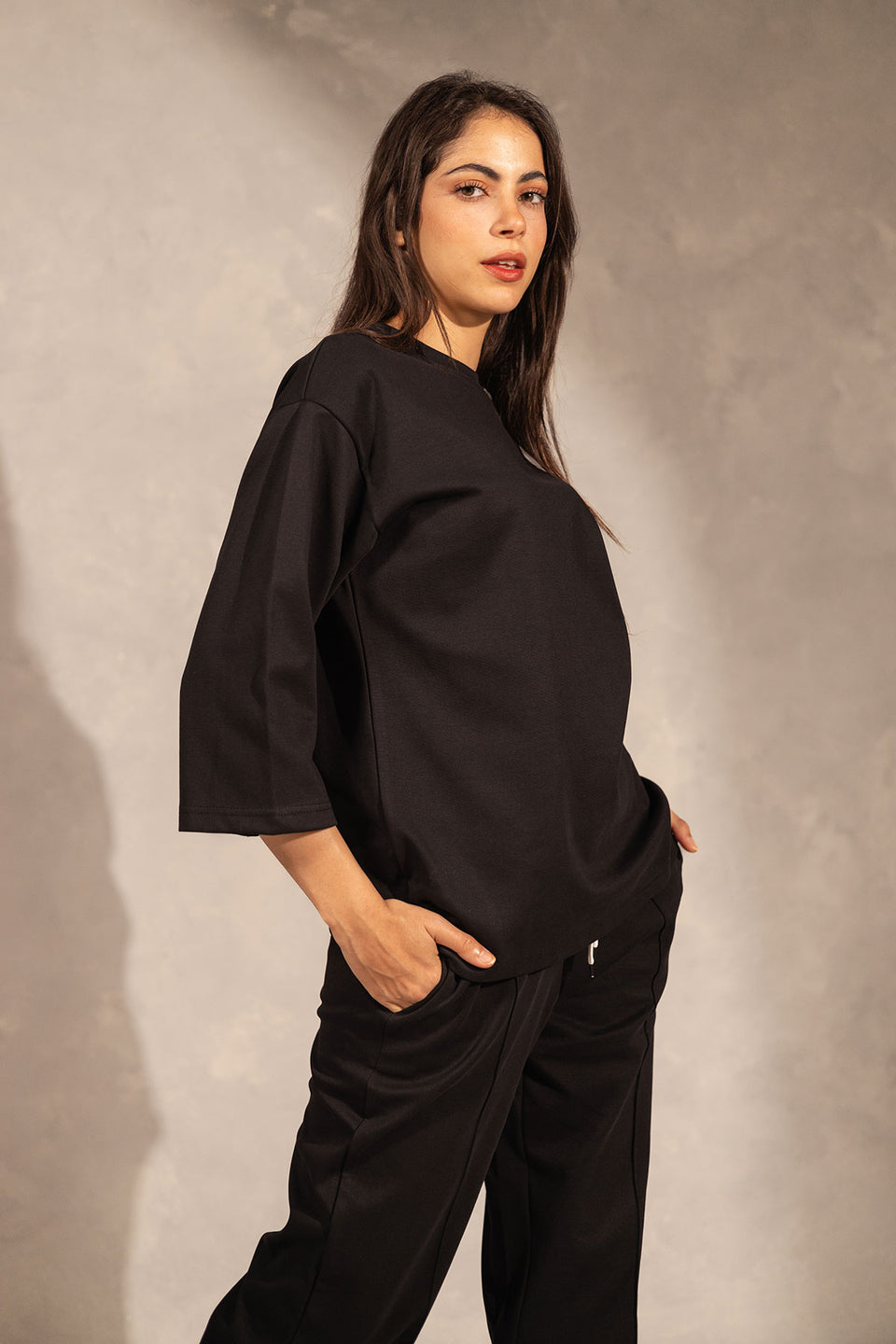 تي شيرت صيفي مريح باللون الأسود