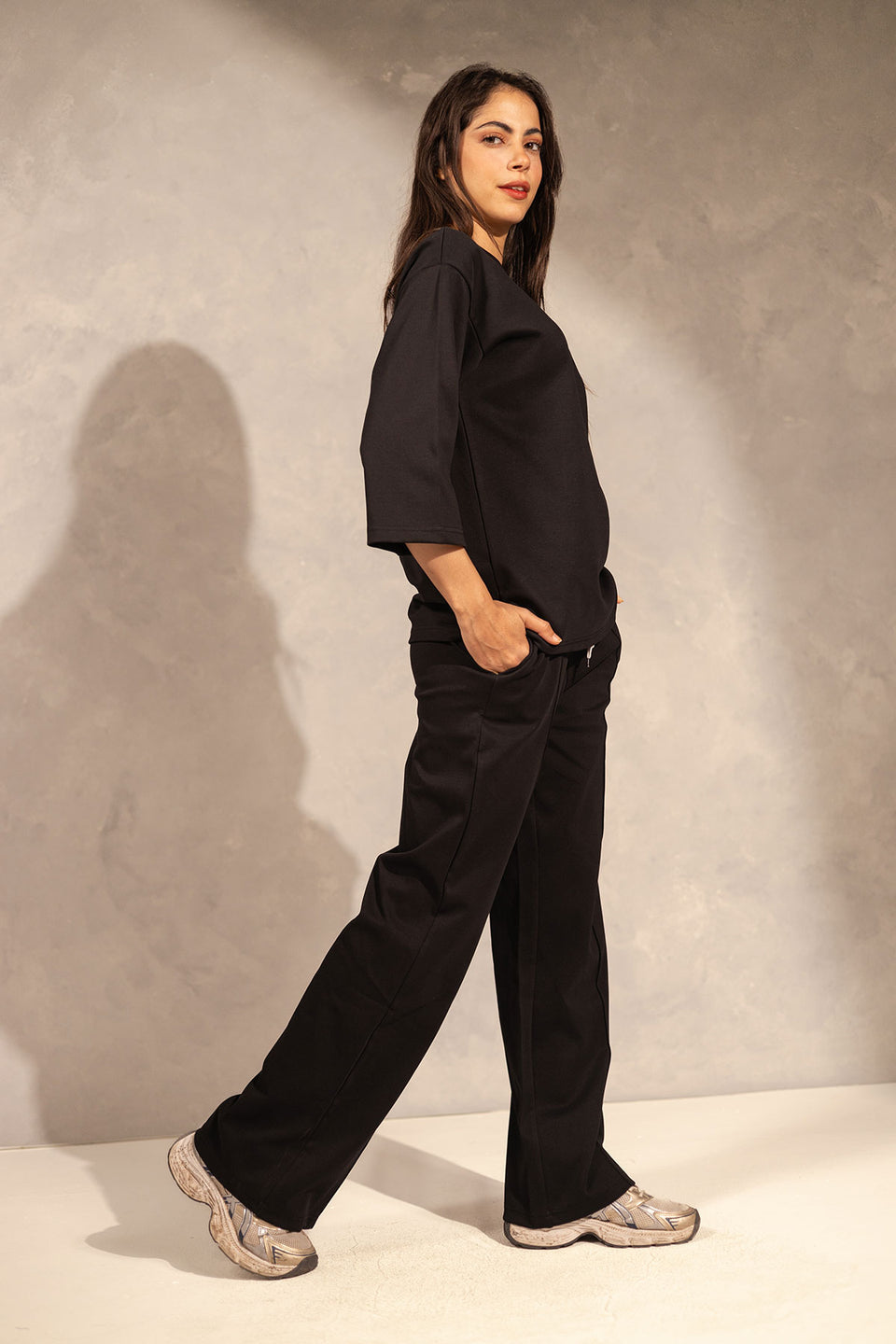 تي شيرت صيفي مريح باللون الأسود