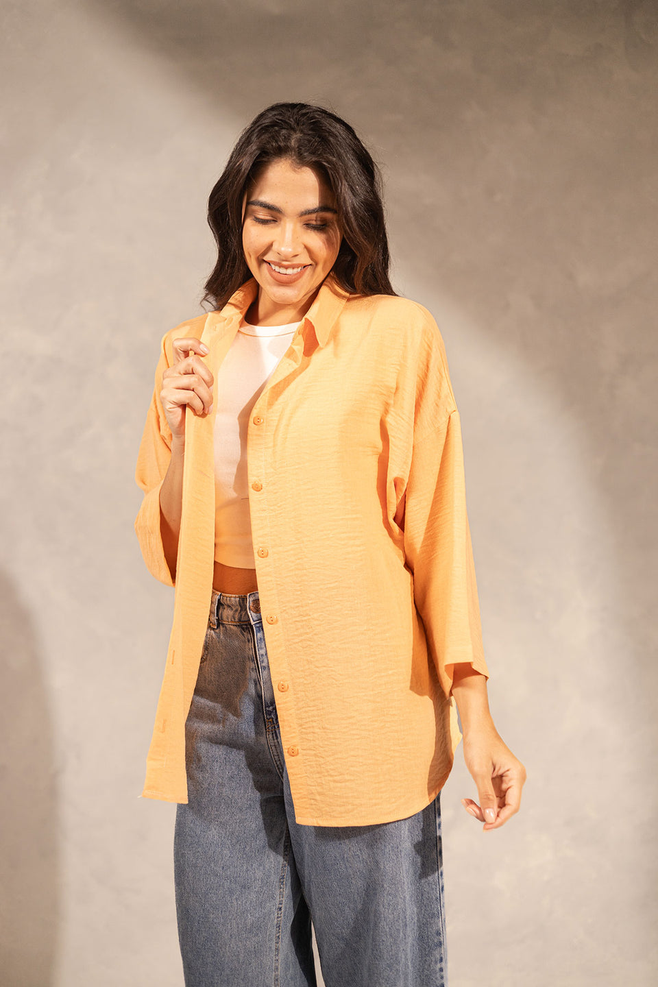 قميص كتان مريح باللون البرتقالي