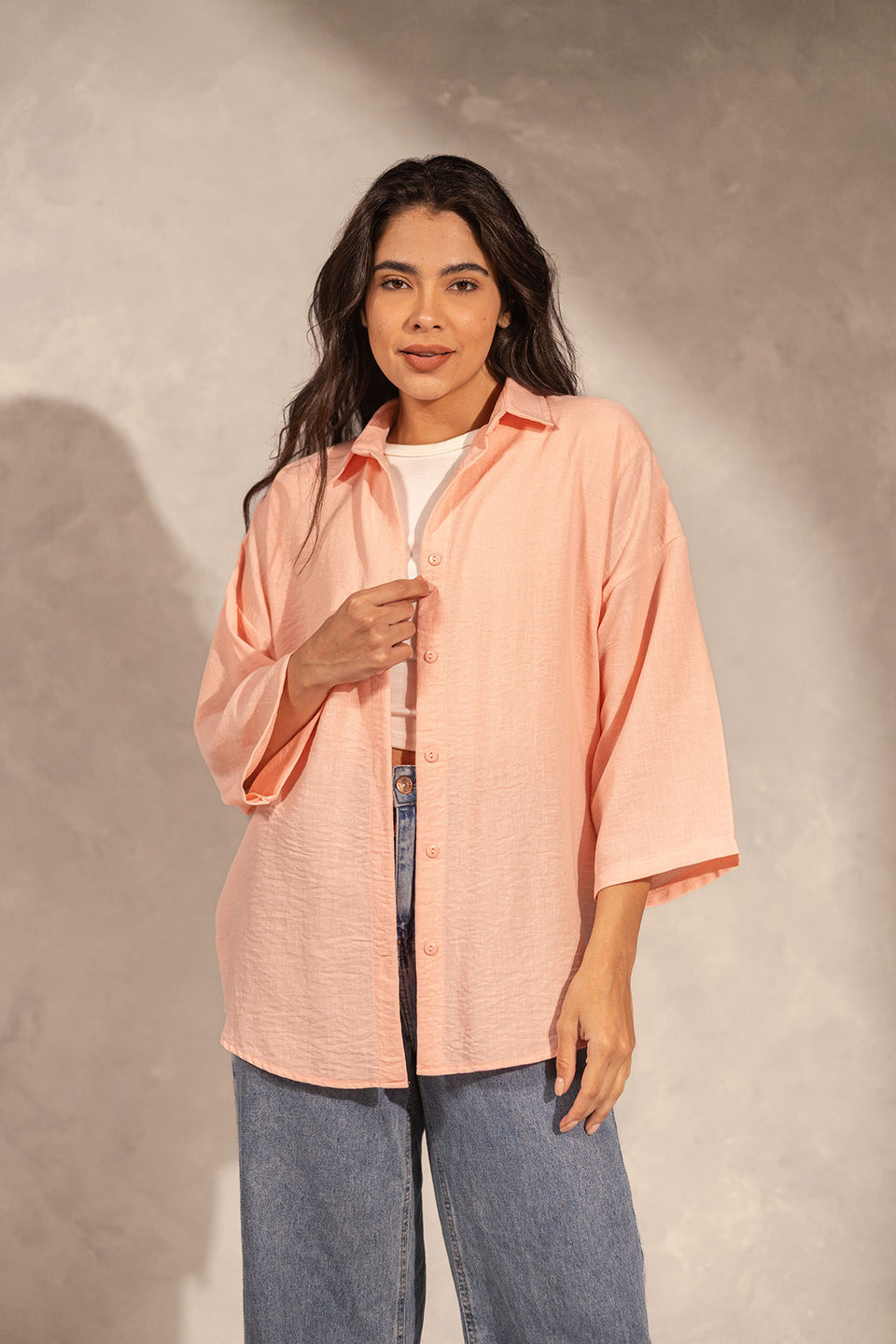 قميص كتان مريح باللون الوردي