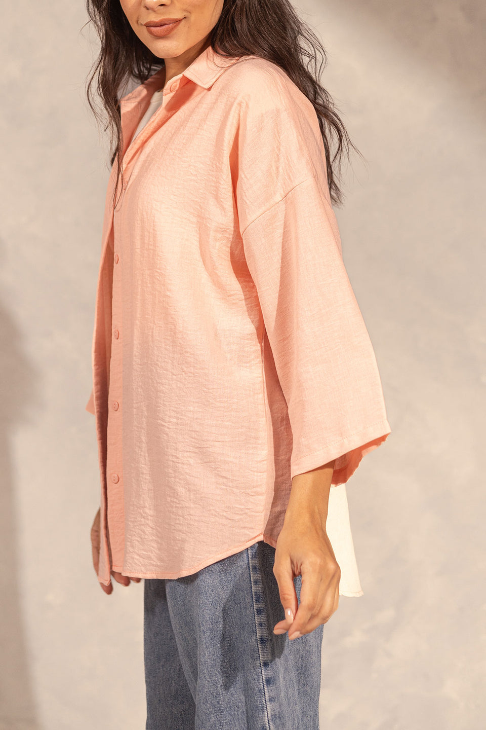 قميص كتان مريح باللون الوردي