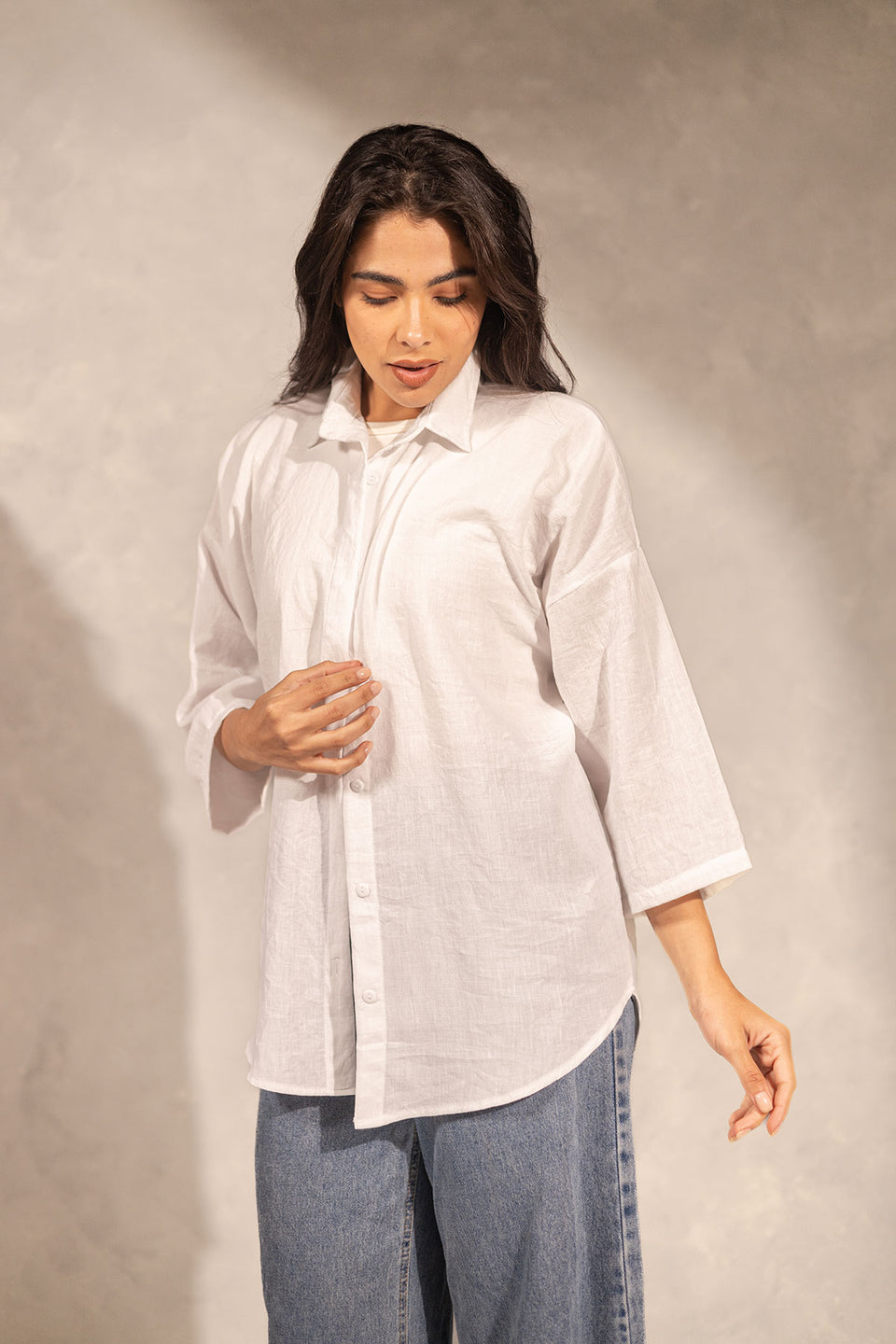 قميص كتان مريح باللون الأبيض