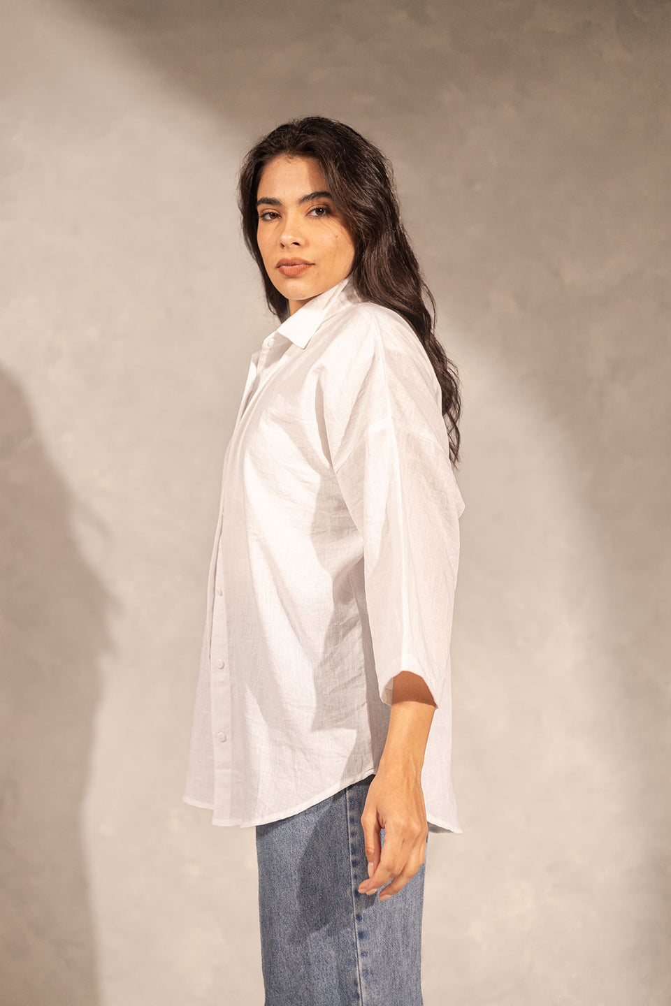 قميص كتان مريح باللون الأبيض