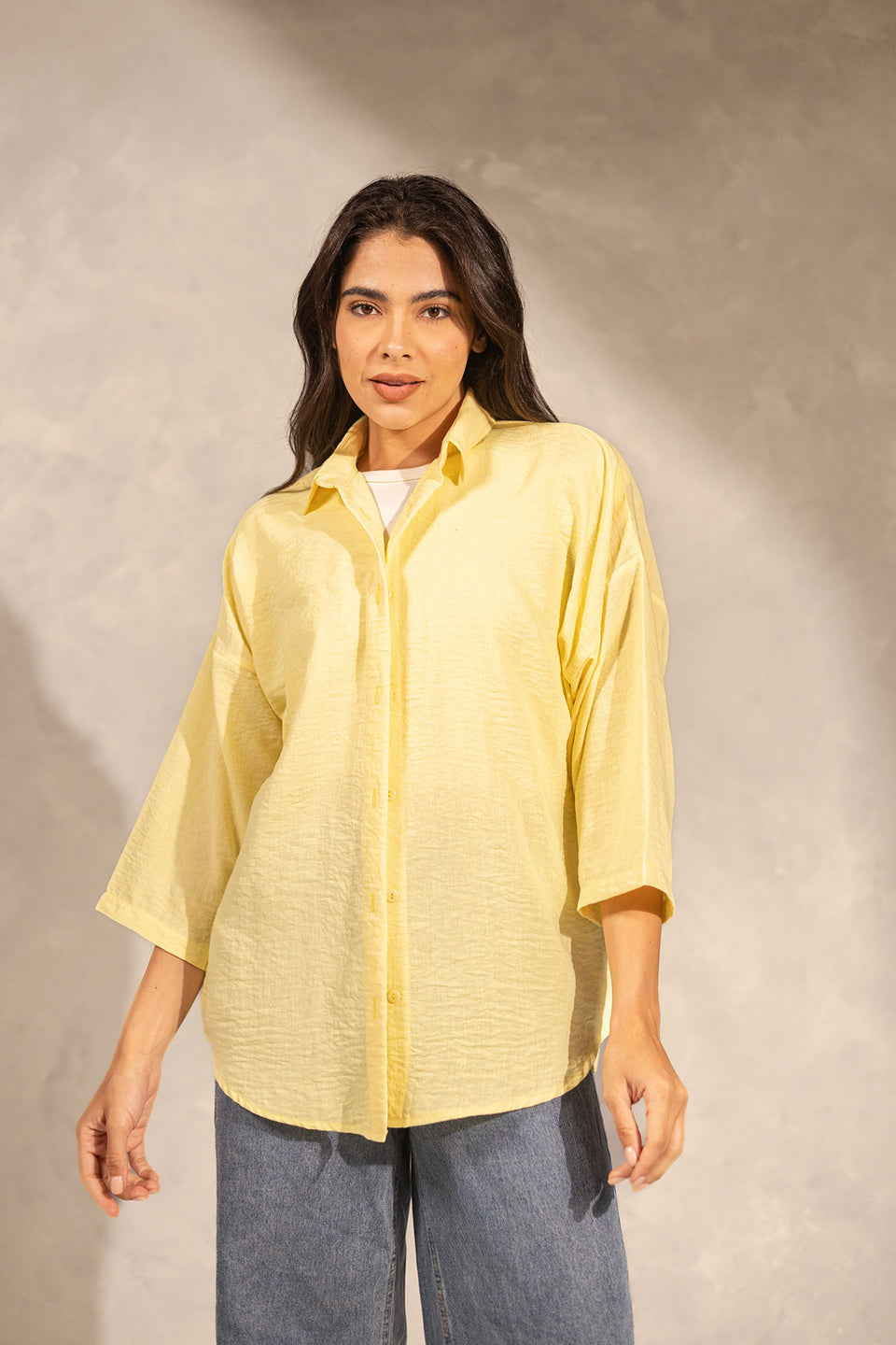 قميص كتان مريح باللون الأصفر