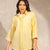 قميص كتان مريح باللون الأصفر