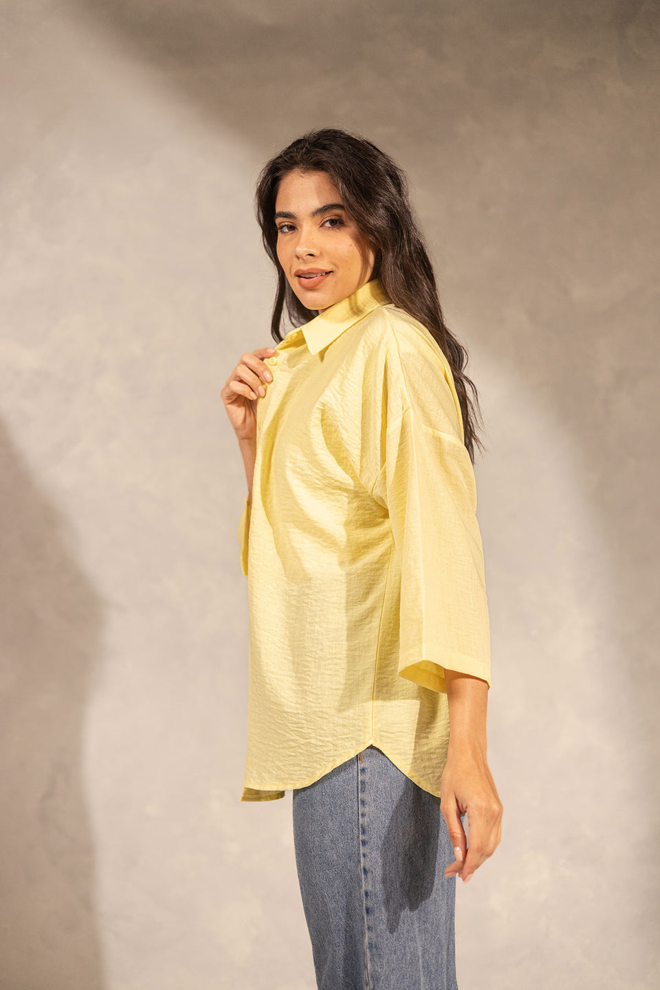 قميص كتان مريح باللون الأصفر