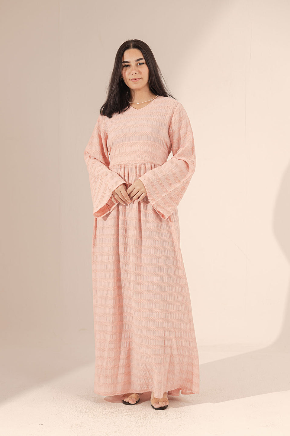 فستان وردي بأكمام منتفخة