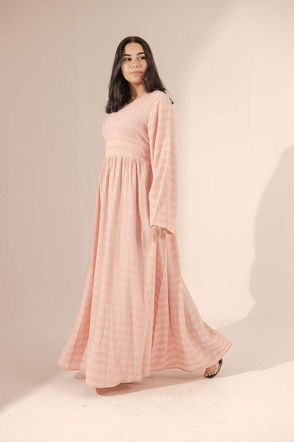 فستان وردي بأكمام منتفخة