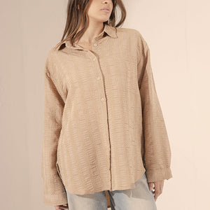 قميص مريح منقوش باللون البيج