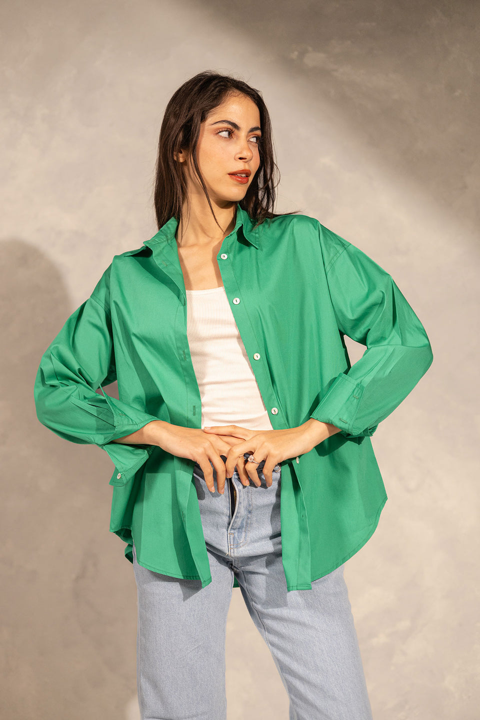 قميص أخضر بأكمام طويلة