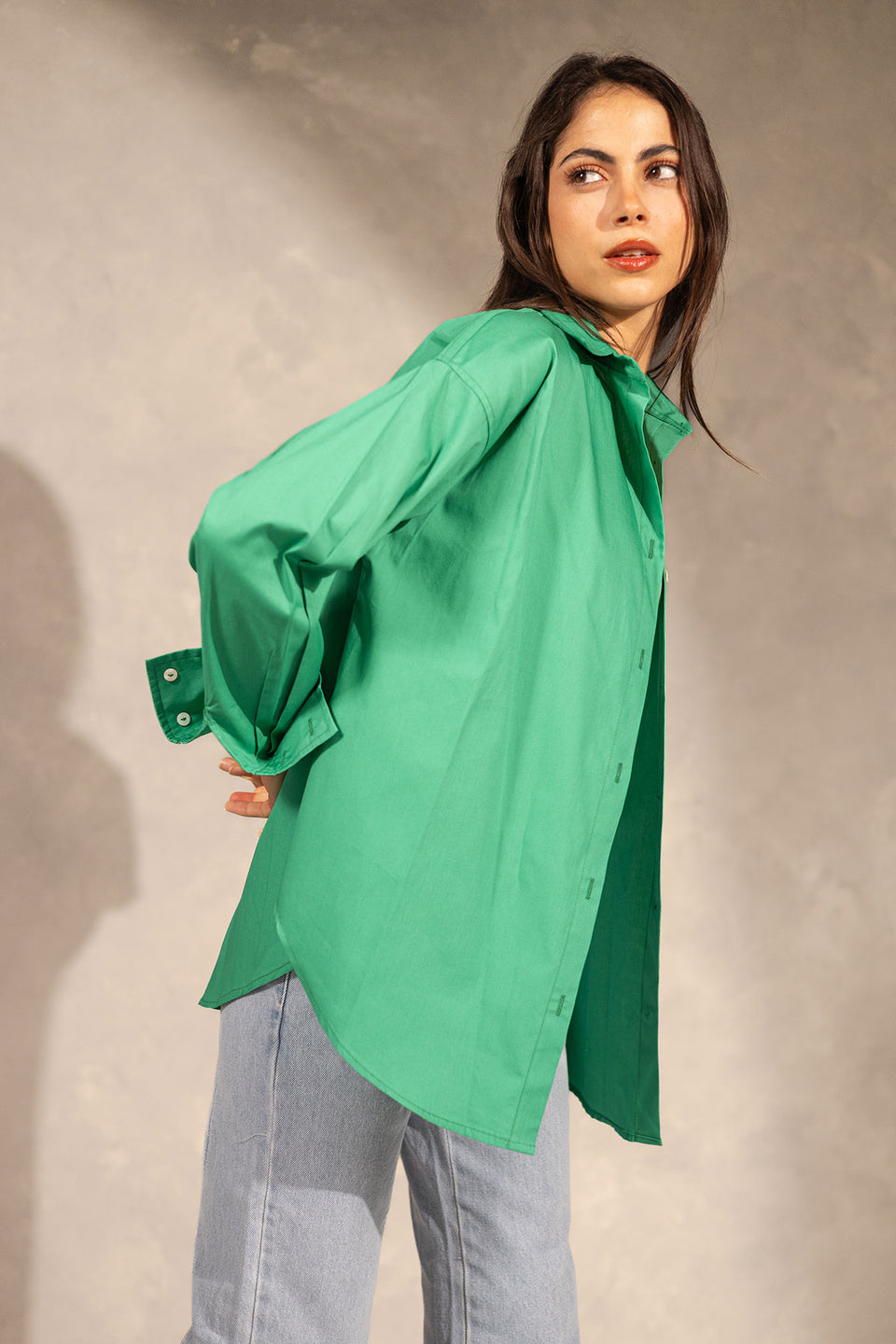 قميص أخضر بأكمام طويلة