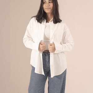 قميص أبيض بأكمام طويلة