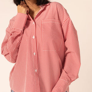 قميص كاروه أحمر بأكمام طويلة