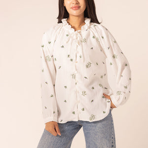 بلوزة بيضاء مطرزة