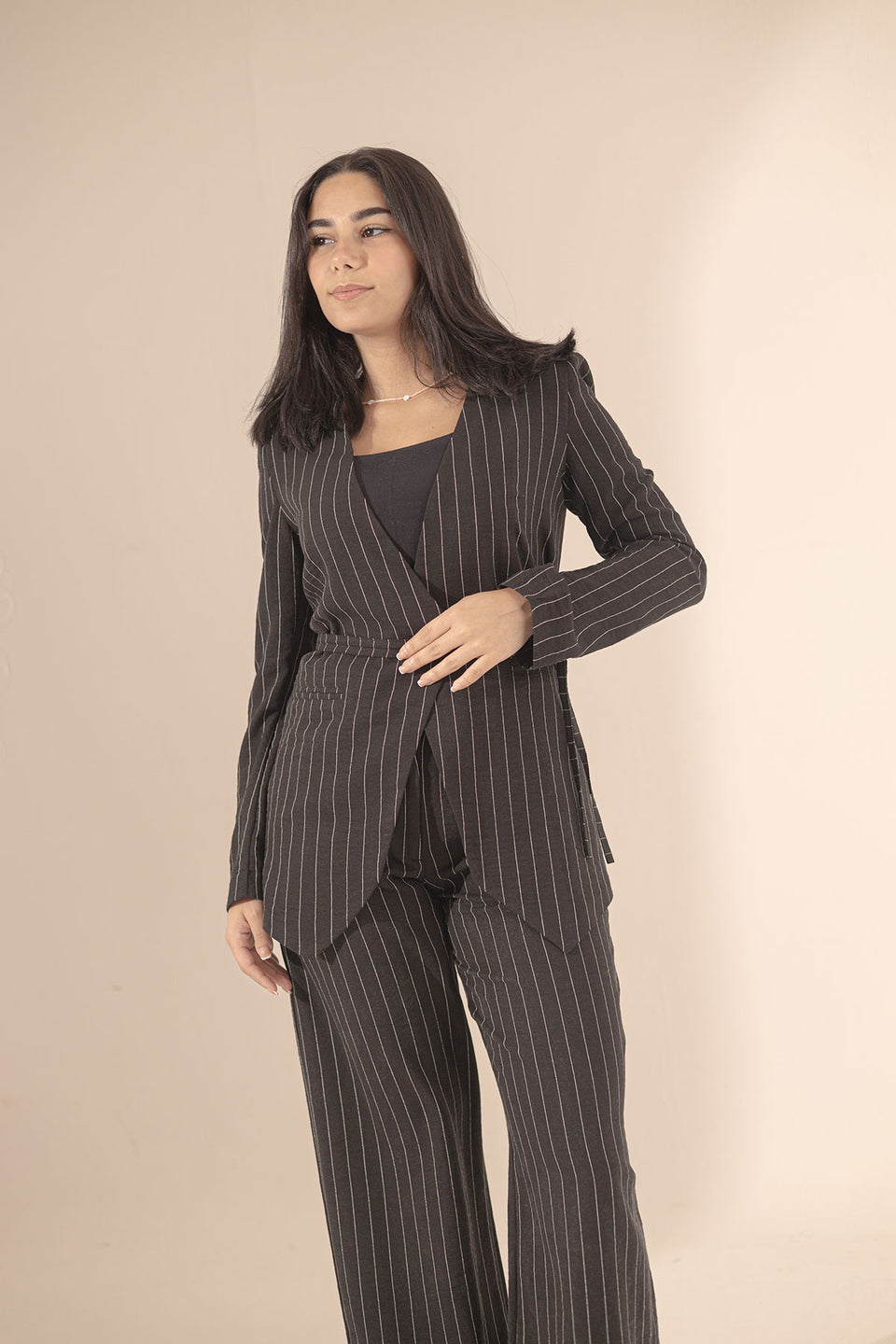 بليزر كتان أسود مخطط بتصميم لف