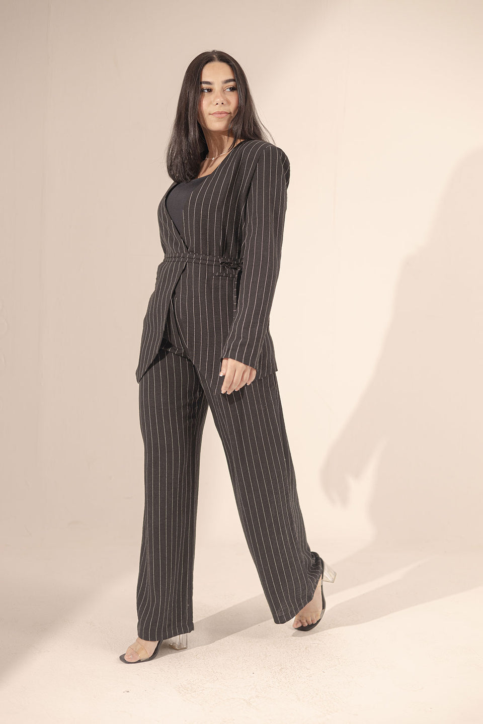 بليزر كتان أسود مخطط بتصميم لف