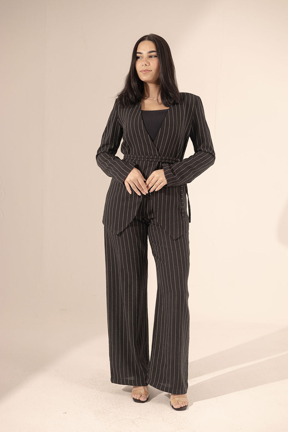 بليزر كتان أسود مخطط بتصميم لف