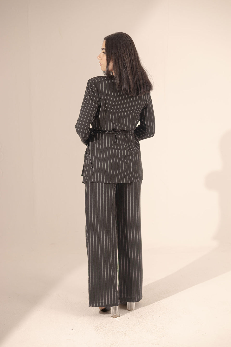 بليزر كتان أسود مخطط بتصميم لف