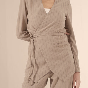 بليزر كتان بني مخطط بتصميم لف