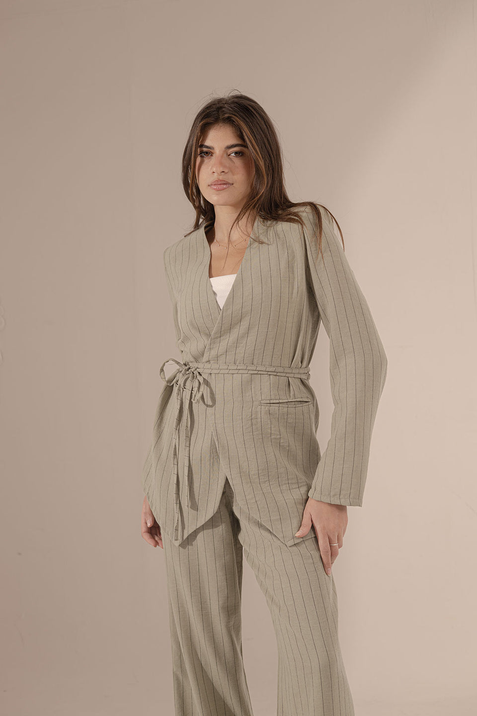 بليزر لف من الكتان الزيتوني بخطوط رفيعة