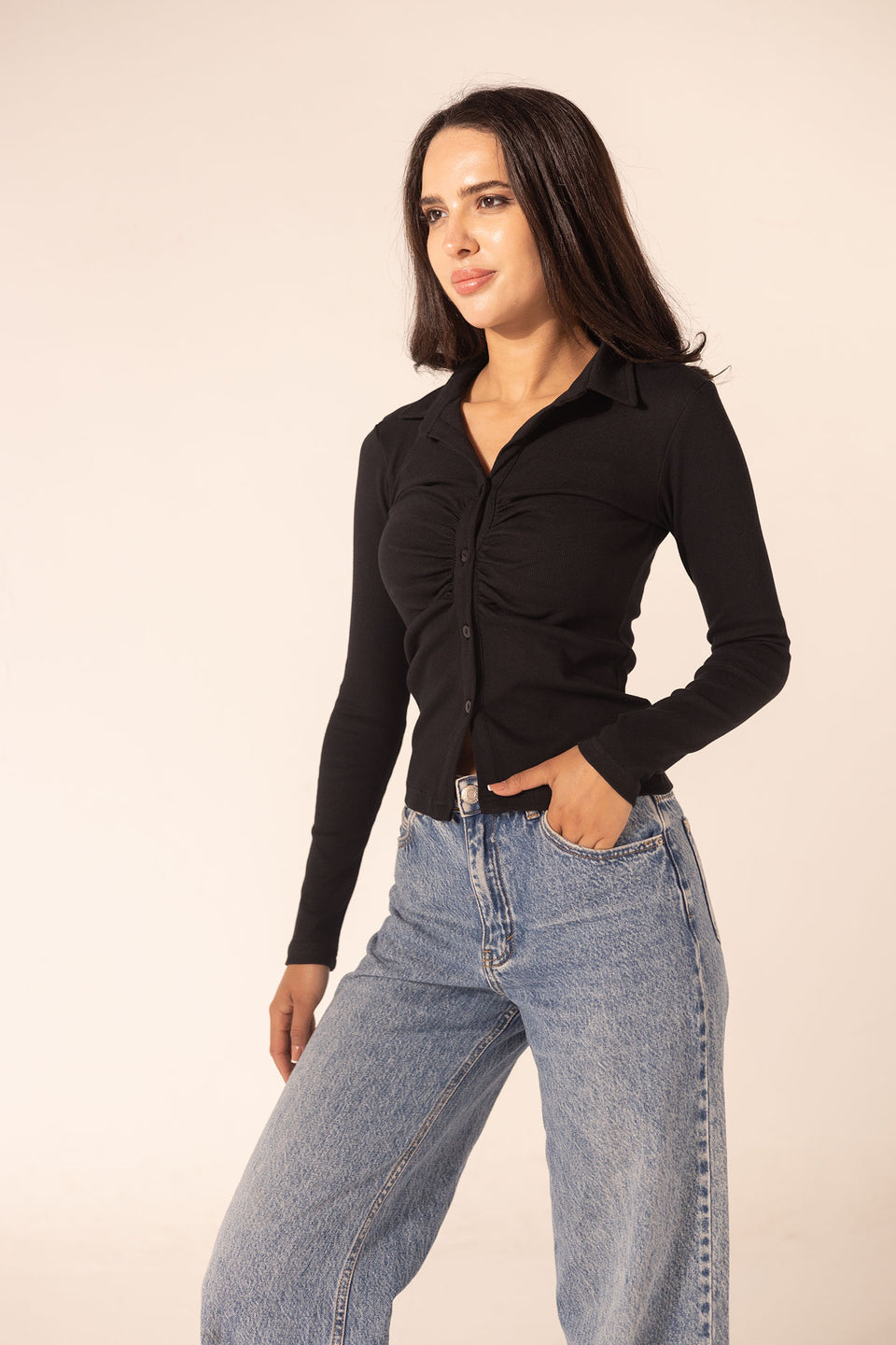 تيشيرت بيزك بأكمام طويلة باللون الأسود