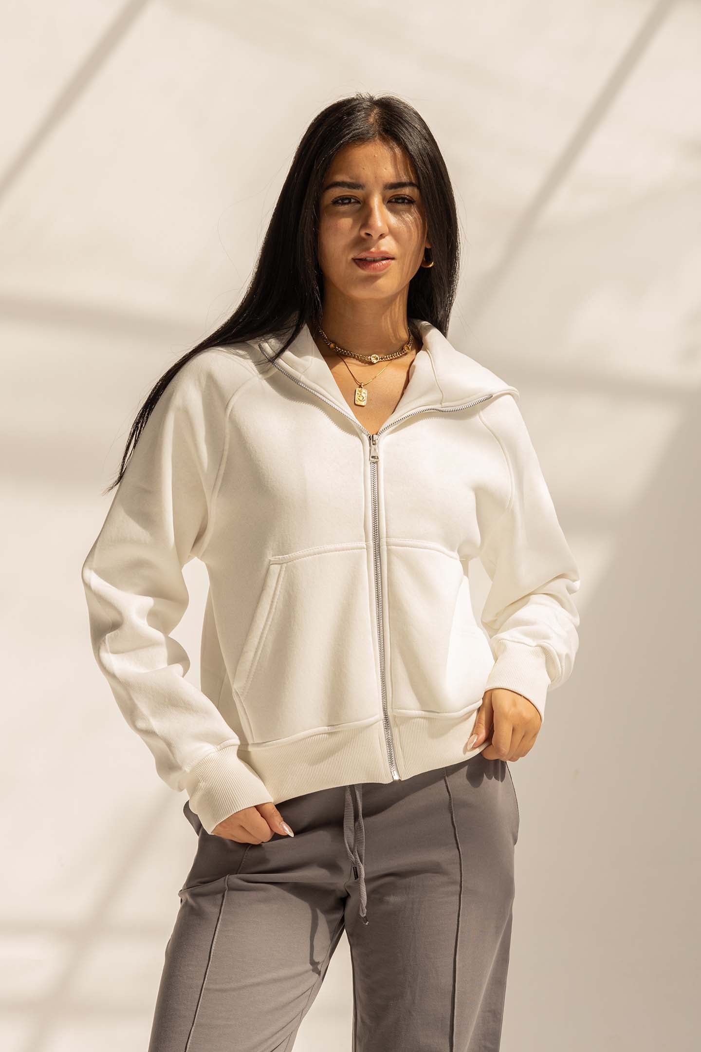 هودي ميلتون أوف وايت بفتحات للإبهام – أناقة عصرية وراحة عملية