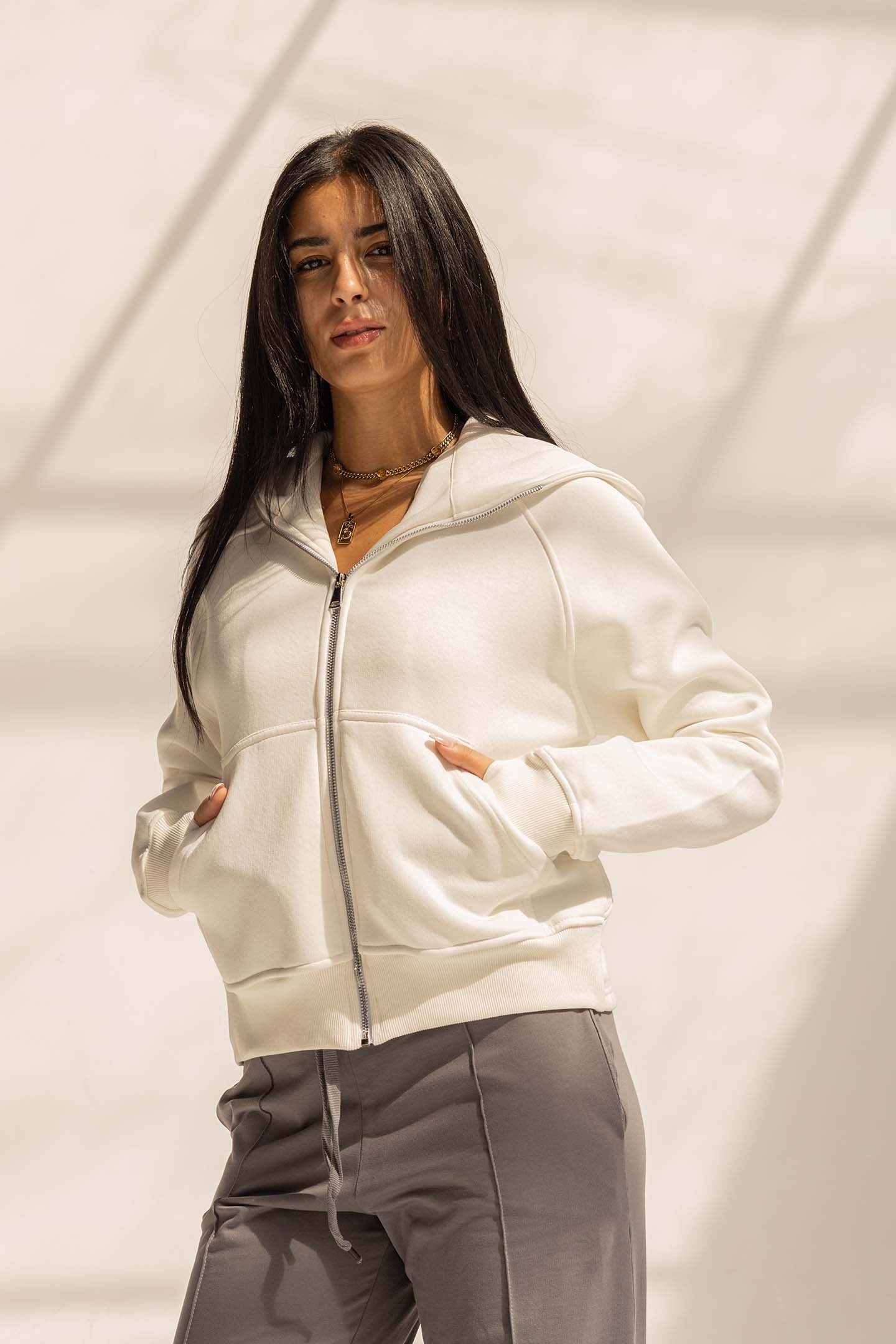 هودي ميلتون أوف وايت بفتحات للإبهام – أناقة عصرية وراحة عملية