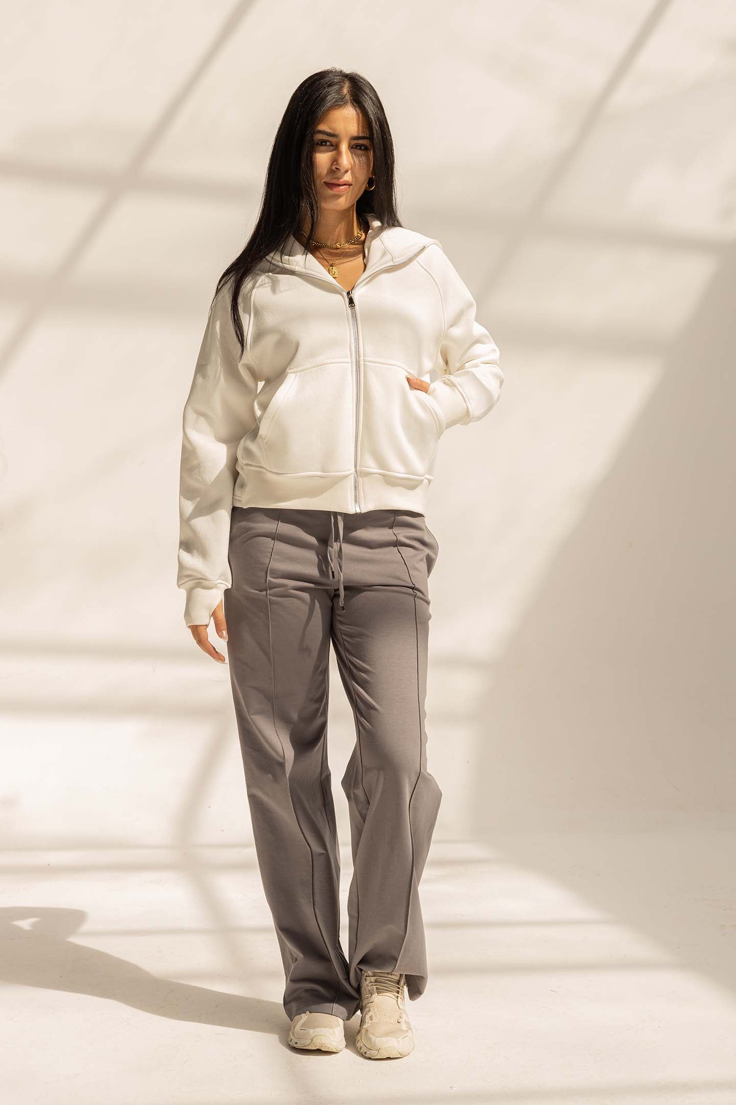 هودي ميلتون أوف وايت بفتحات للإبهام – أناقة عصرية وراحة عملية