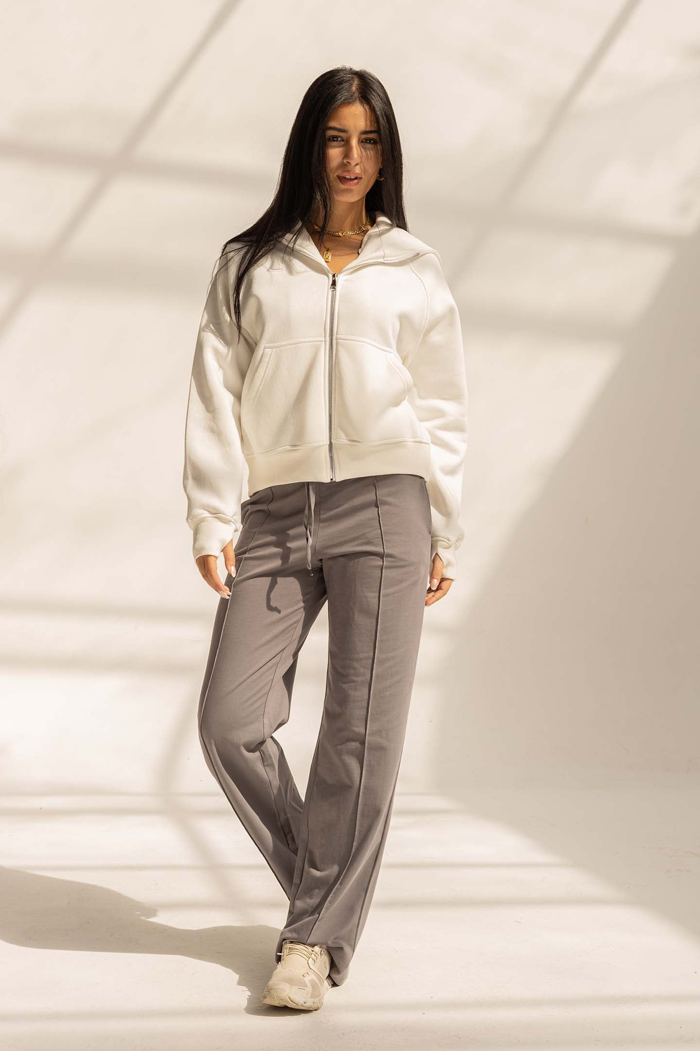 هودي ميلتون أوف وايت بفتحات للإبهام – أناقة عصرية وراحة عملية