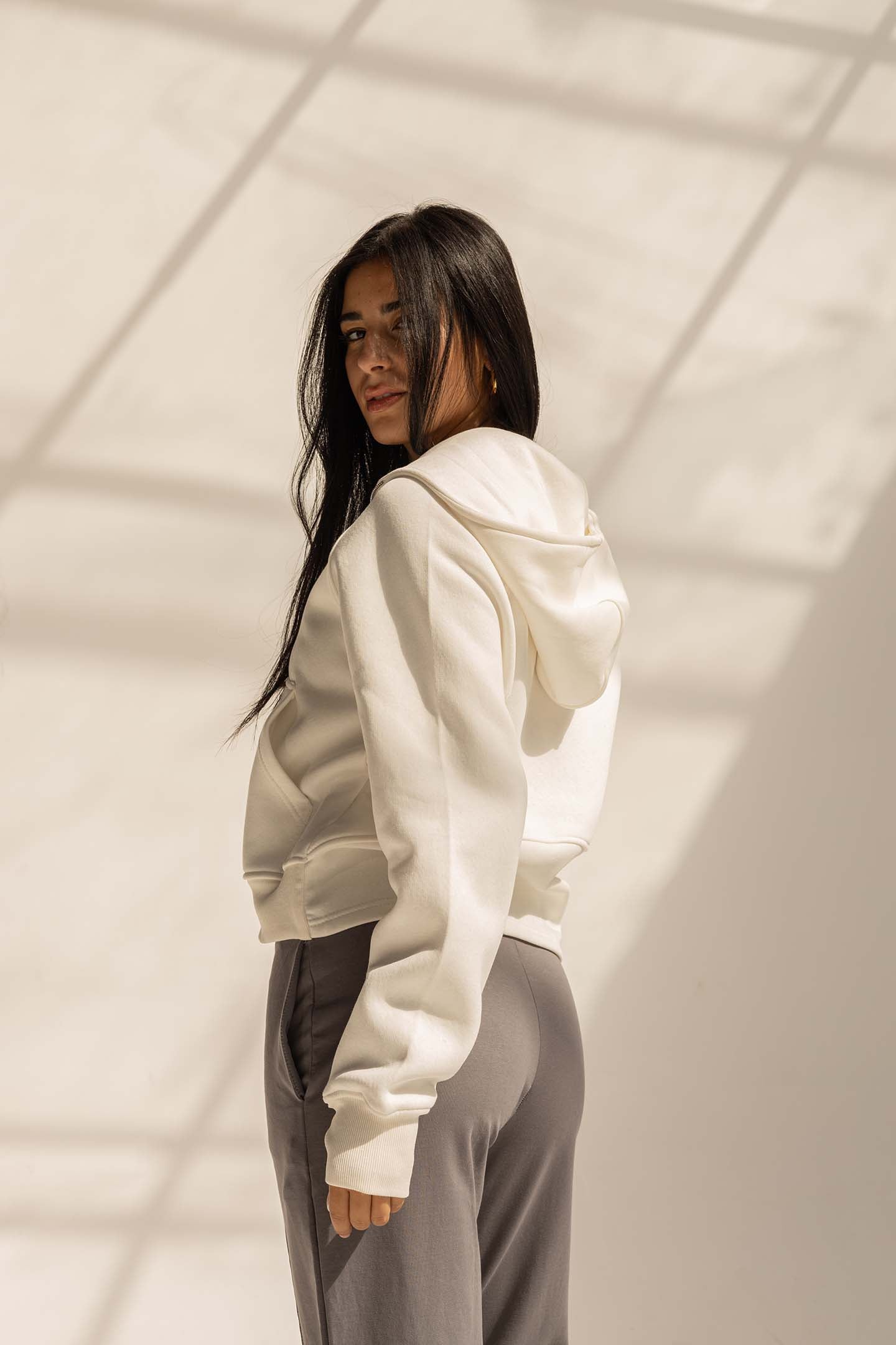 هودي ميلتون أوف وايت بفتحات للإبهام – أناقة عصرية وراحة عملية