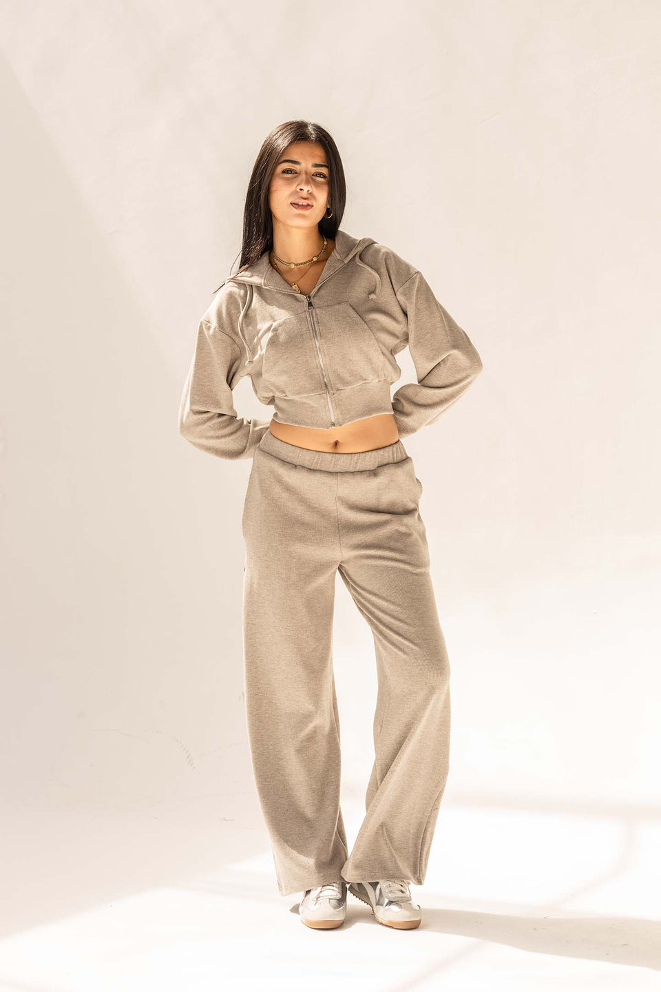 بنطلون رمادي مضلّع بخصر مرتفع – راحة وأناقة في كل حركة