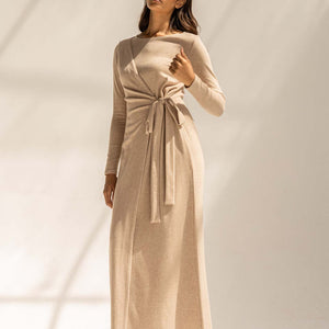 فستان وول البيج بتصميم لفّ أنيق – فخامة لافتة بلمسة عصرية