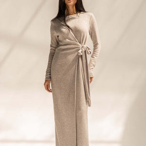 فستان وول رمادي بتصميم لفّ أنيق – فخامة لافتة بلمسة عصرية