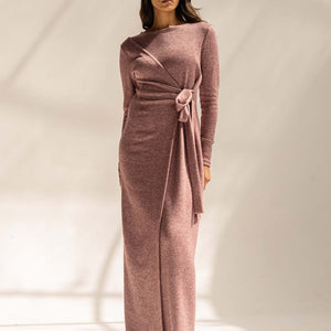 فستان وول بنفسجي بتصميم لفّ أنيق – فخامة لافتة بلمسة عصرية