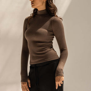 توب صوف بني برقبة عالية وأكمام تغطي اليد – دفء فاخر وأناقة خالدة