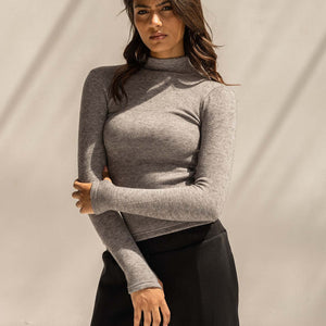 توب صوف رمادي برقبة عالية وأكمام تغطي اليد – دفء أنيق بتصميم متقن