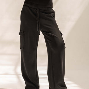 بنطلون كارغو مودال أسود واسع – أناقة مريحة بتصميم عصري