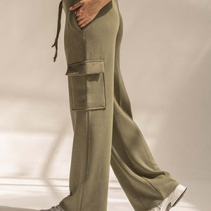 بنطلون كارغو مودال زيتوني واسع – راحة انسيابية بتصميم عملي أنيق