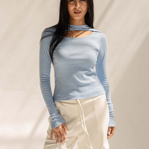 توب قطني مضلّع أزرق بقَصّة رقبة مفتوحة – أناقة بسيطة بلمسة عصرية