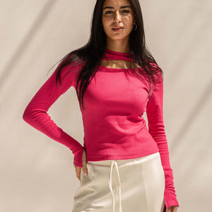 توب قطني مضلّع باللون الوردي الفاقع بقَصّة رقبة مفتوحة – تصميم جريء بلمسة أنيقة